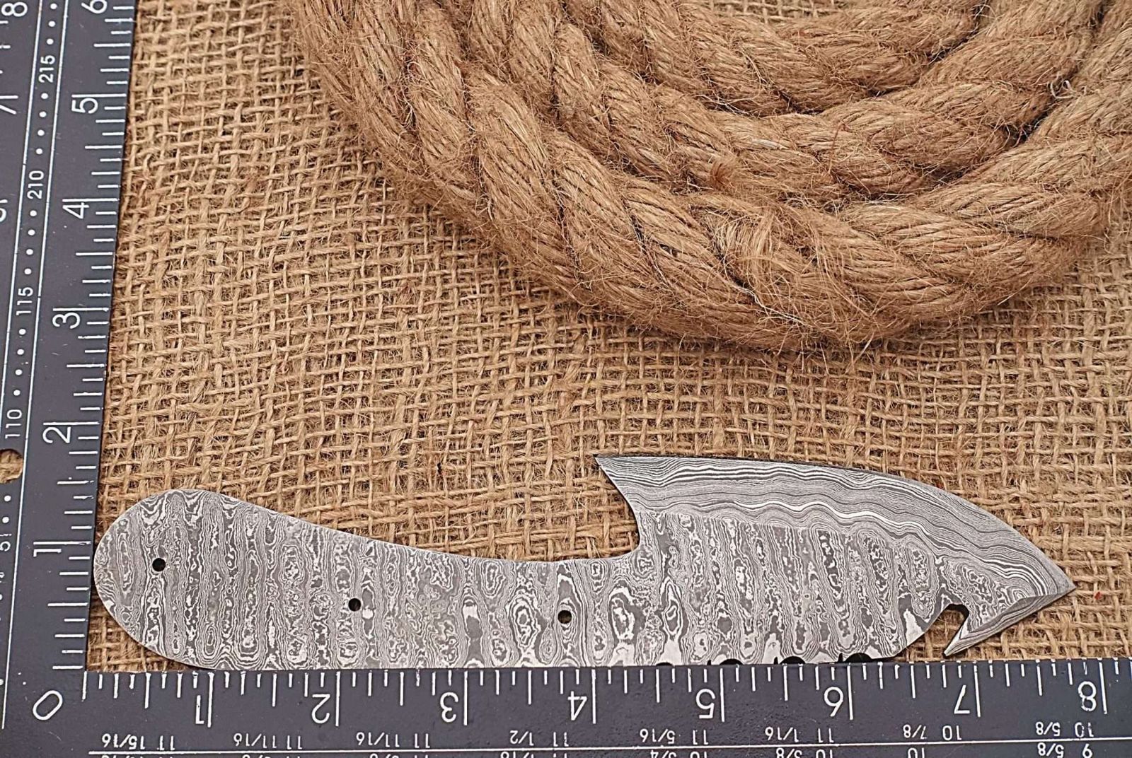 8 inches Long Hand Forged Spear Point Gut Hook Skinning Knife Blade, Knife  Making Supplies, Damascus Steel Blank Blade Pocket Knife with 3 Pin Hole,  3.5 inches Cutting Edge, 4.25 Scale Space 